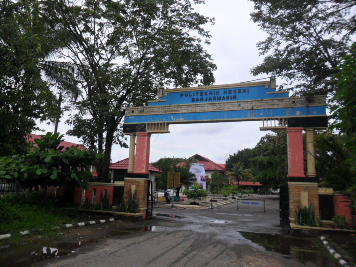 Gerbang masuk kampus Politeknik Negeri Banjarmasin
